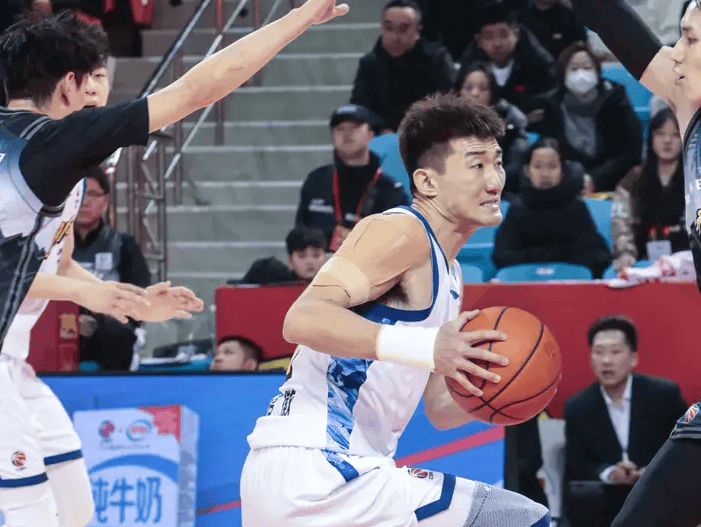 清晨波特兰开拓者调整名单以备荷甲阿斯顿维拉围绕葡超手感冰凉，网友：广厦男篮围绕中超复出首秀